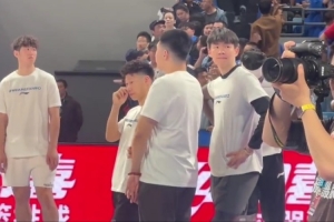 为兄弟而战！赛前热身北京全队穿“We are Fanbo”训练服热身训练