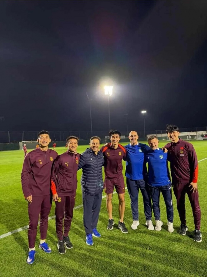 华体会app下载-师徒再聚首！前广州球员与卡纳瓦罗合影，曾一起夺2019年中超冠军