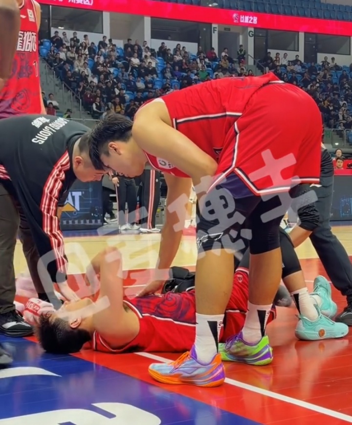 华体会平台网址-郭艾伦膝盖受伤倒地之后 情绪崩溃了……仰面痛哭