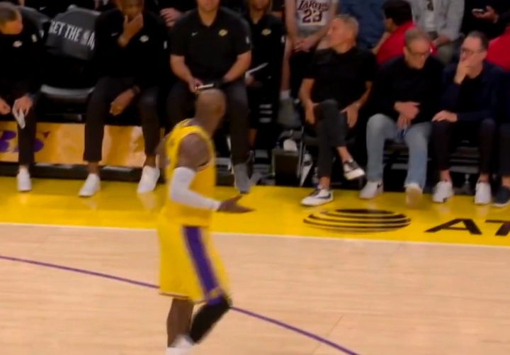 华体会官网-担当！詹姆斯询问教练组：八村几犯了？有必要的话 我来防约基奇